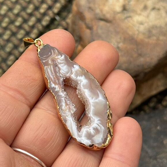 ⭐️ New! Yellow Geode Agate Pendant in Goldtone 25.00 ctw - Picture 1 of 7